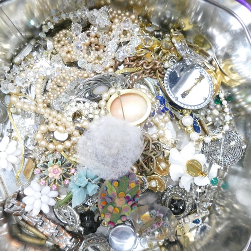 531 - A good collection of quality costume jewellery including silver, brooches, pendants, chains, watches... 