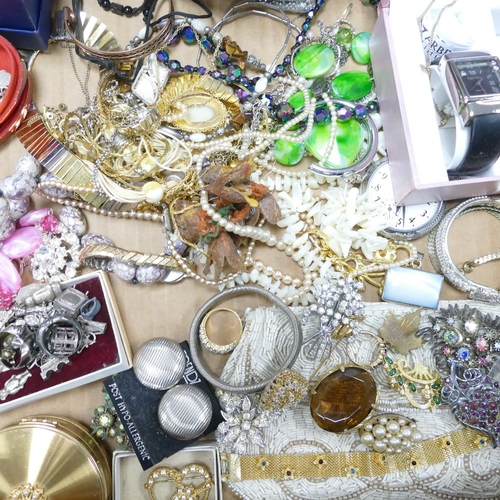 531 - A good collection of quality costume jewellery including silver, brooches, pendants, chains, watches... 