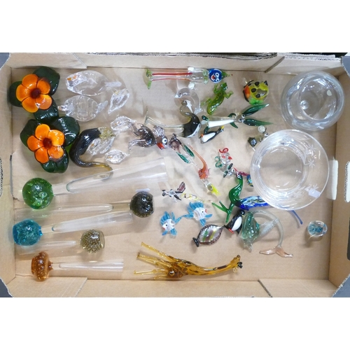 570 - A selection of delicate coloured glass depicting animals to include:- lizard, fish, peacock, stork, ... 