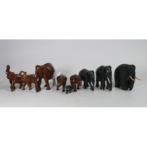 571 - A selection of wooden elephants mixed sizes and different types of wood (1tray)