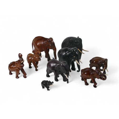 571 - A selection of wooden elephants mixed sizes and different types of wood (1tray)
