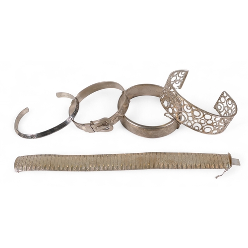 781 - 5 x sterling silver bangles, 111g