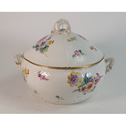 478 - Royal Copenhagen Bing and Grondahl porcelain set of plates & tureen (A/F), hand painted in the Dresd... 