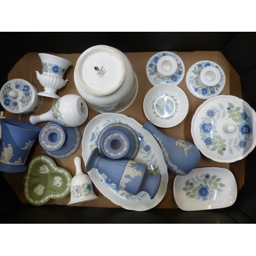 447 - Wedgwood items in the Clementine pattern, together with several pieces of Wedgwood jasperware (1 tra... 