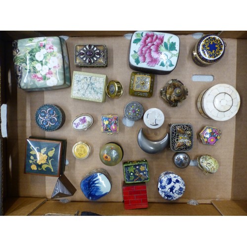 441 - A collection of pill and trinket boxes, including ceramic, metal, resin, etc (1 tray).