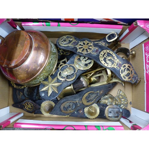 294 - Mixed metalware to include a copper and brass fruit bowl, horse brasses, etc (1 tray).