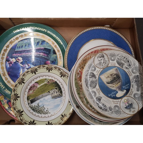 410 - A collection of 10 Wedgwood decorative wall plates and calendar plates (10)(1 tray).
