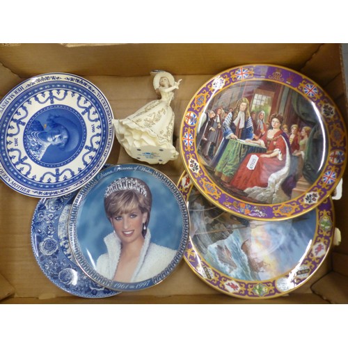 500 - A collection of decorative wall plates with a Royalty theme, together with a resin Leonardo figurine... 