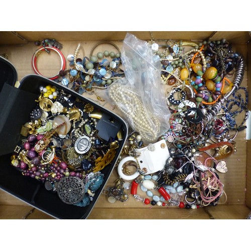 515 - A collection of modern costume jewellery to include necklaces, brooches, etc (1 tray).