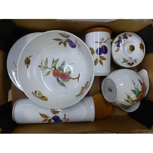 422 - Royal Worcester Evesham pattern items to include a large fruit bowl, 4 x dinner plates, spaghetti st... 