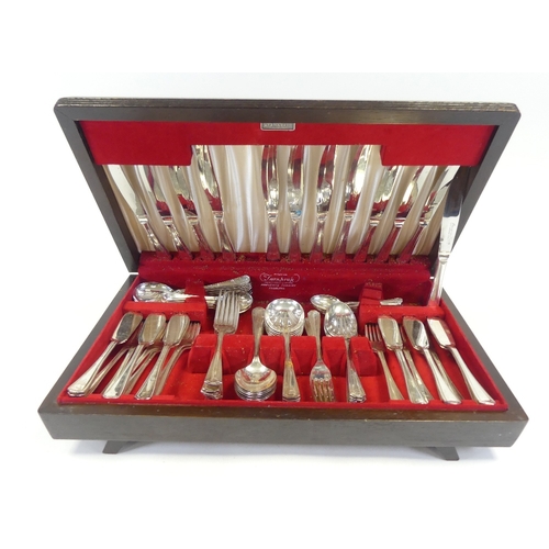 286 - Large vintage Flexfit Insignia Plate stainless steel cutlery set housed in a wooden case. (approx. 8... 