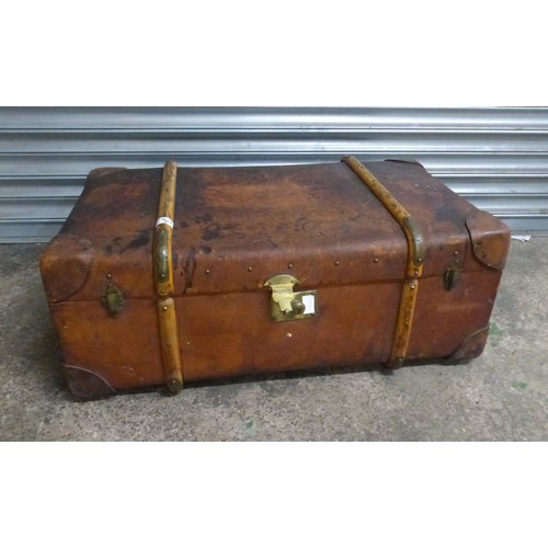 606 - Vintage brown Featherweight Flaxite Fibre steamer trunk with a wooden frame, leather straps and bras... 