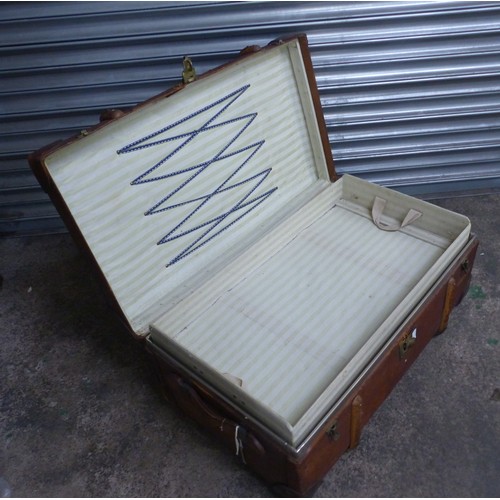 606 - Vintage brown Featherweight Flaxite Fibre steamer trunk with a wooden frame, leather straps and bras... 