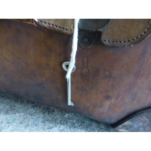 606 - Vintage brown Featherweight Flaxite Fibre steamer trunk with a wooden frame, leather straps and bras... 