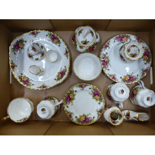 394 - Royal Albert Old Country Roses pattern items, including a set of 6 side plates, bread and butter pla... 