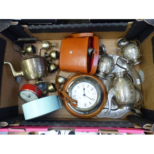 461 - Mixed collection of items to include a Metamec clock, Smiths clock, together with cased vintage bino... 