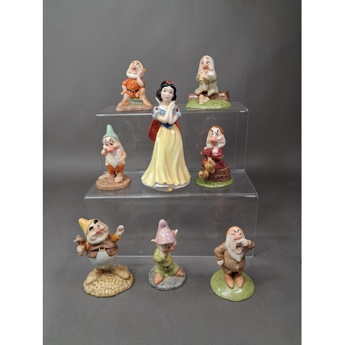 86 - Royal Doulton Disney Showcase Character figures to include Snow White SW9, Dopey SW13, Doc SW10, Sne... 