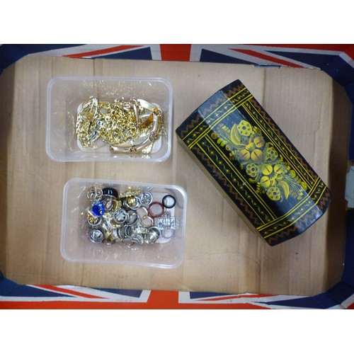 396 - Wooden jewellery casket with gold plated jewellery and costume jewellery rings (1 tray).
