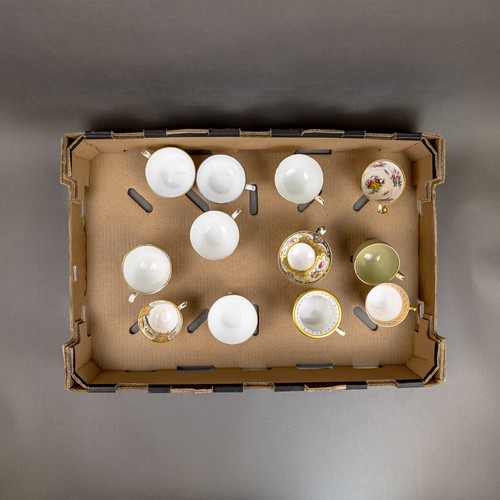 40 - A collection of 18th and 19th century porcelain tea cups in various patterns from different manufact... 