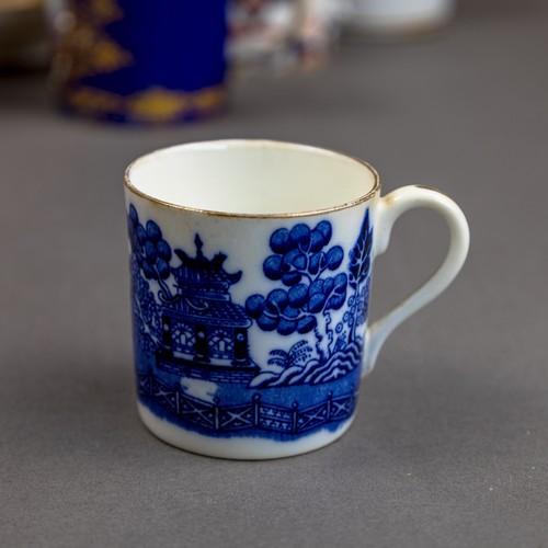 44 - A collection of 18th and 19th century porcelain coffee cans in various patterns from different manuf... 
