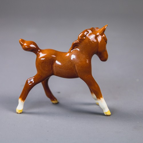 Rare Beswick Gambling Foal in Chestnut with blue nose detail & original ...