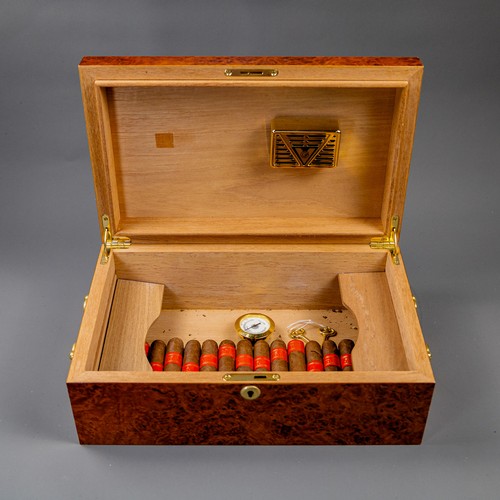 Partagas Serie D no.4 Cuban cigars, 16 loose 50 ring gauge housed in a ...