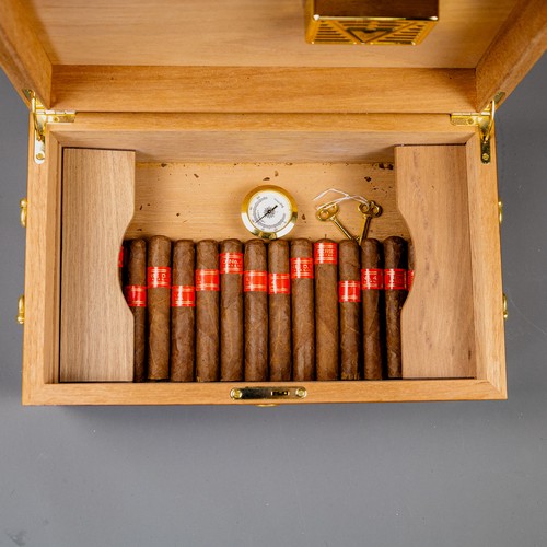 Partagas Serie D no.4 Cuban cigars, 16 loose 50 ring gauge housed in a ...