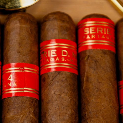 Partagas Serie D no.4 Cuban cigars, 16 loose 50 ring gauge housed in a ...