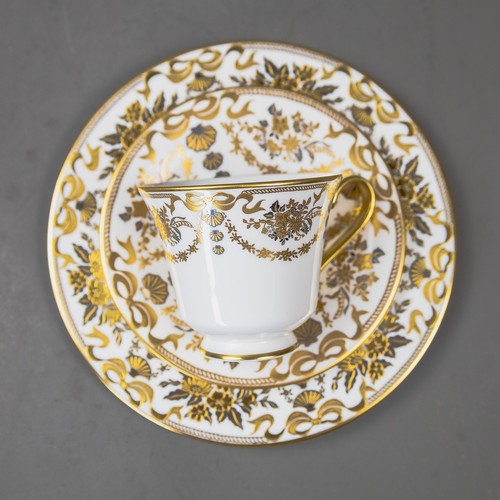 A collection of De Lamerie China pieces to include 9 dinner plates, 2 ...