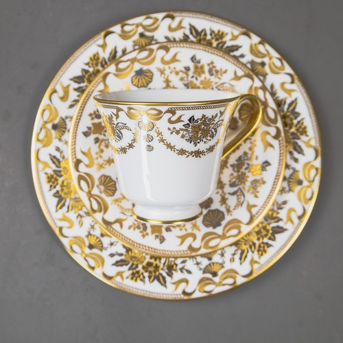 A collection of De Lamerie China pieces to include 9 dinner plates, 2 ...