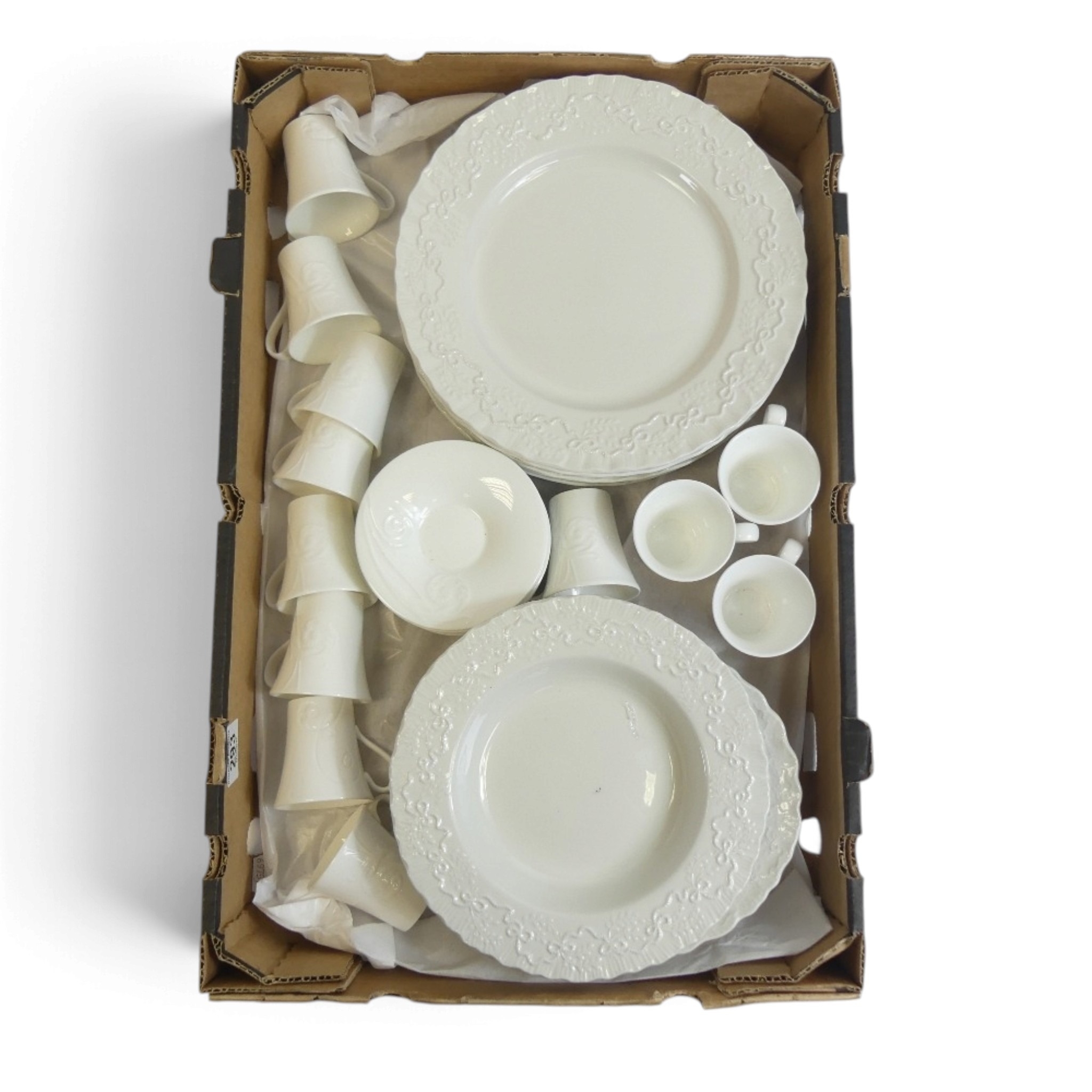 A group of Wedgwood Tea & Dinner wares to include 7 Dinner plates ...