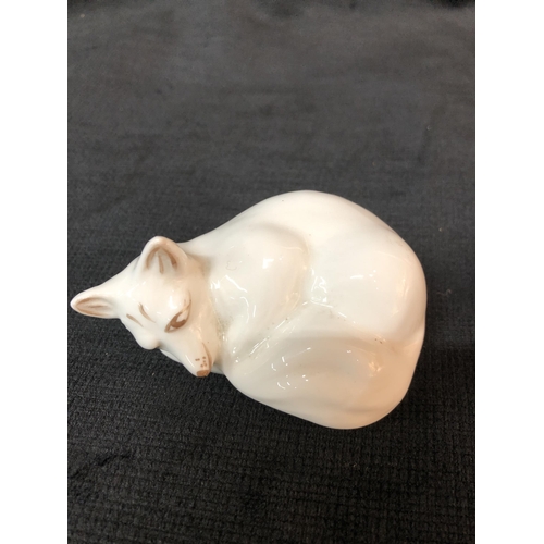 202 - Small Coalport cat 7cm X 4cm