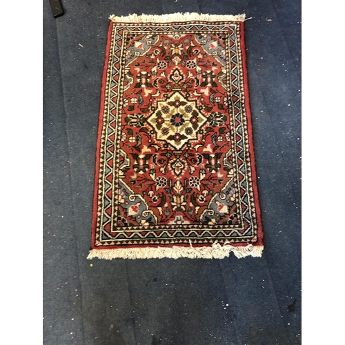 221 - Small Persian/Iranan hand knotted rug/carpet 92cm x 57cm