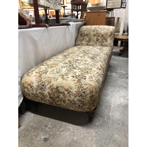 229 - Upholstered chaise longue