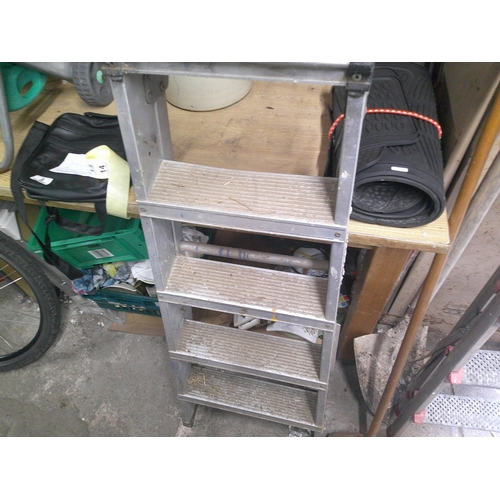 14 - Five tread aluminium stepladder 120cm high