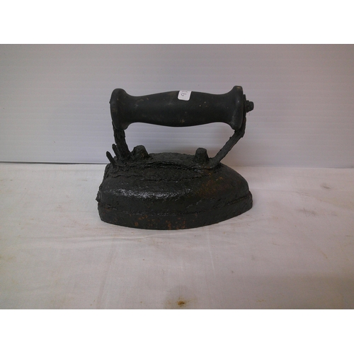 102 - A cast iron smoothing iron 17cm X 14cm