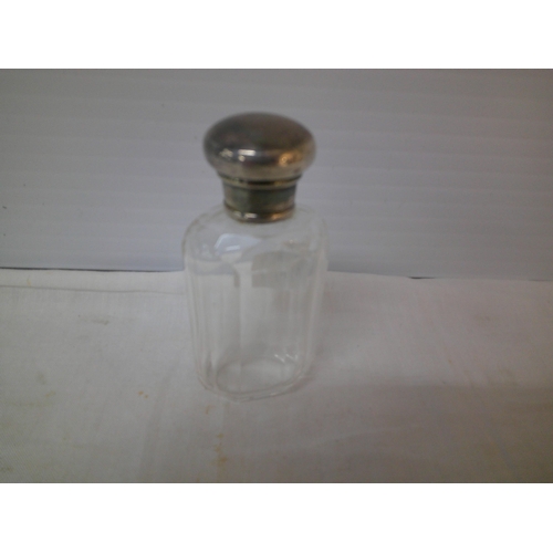 152 - Silver topped scent bottle 9.5cmH