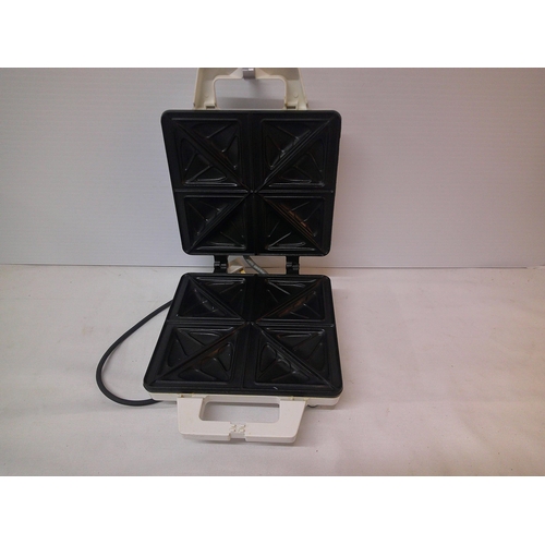 137 - Morphy Richards toasted sandwich maker pwo