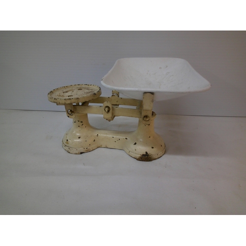 139 - Set of weighing scales