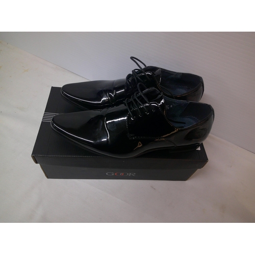 154 - Pair of black patent shoes size 9