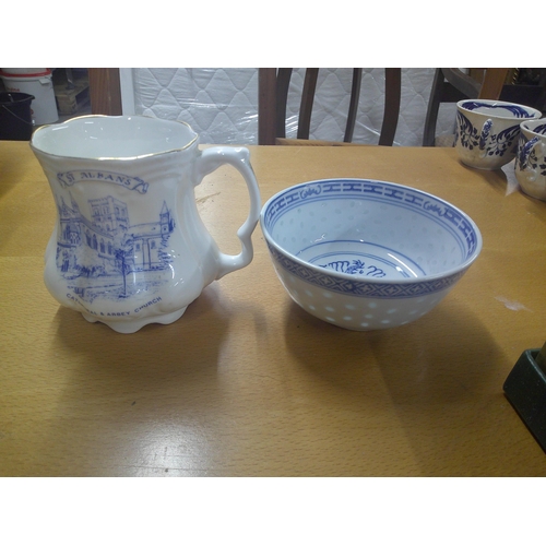 275 - Small oriental pot & coffee mug