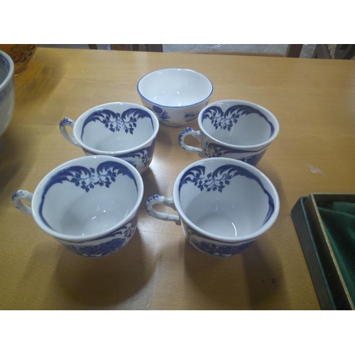 276 - Four small blue & white cups & sugar bowl