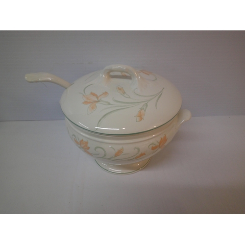 182 - Royal Winton tureen - 26cmW x 20cmH