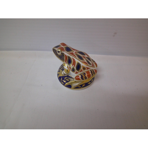 44 - Royal Crown Derby pottery frog 8cmH