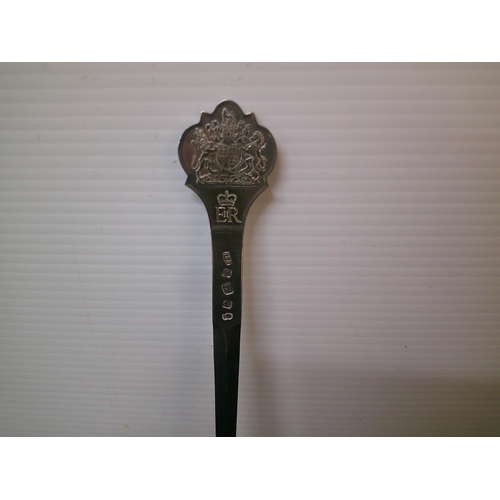 103 - Solid silver Queen's Silver Jubilee 1952-1977 letter opener, limited edition, 138 grams.