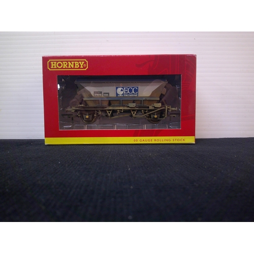 73 - A Hornby scale model railway trailer 00 gauge rolling stock