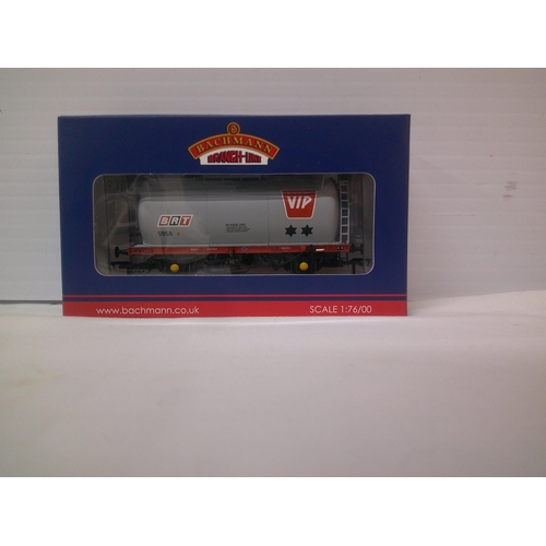 11 - New Bachmann boxed model railway tanker scale 1:76/00