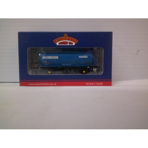 12 - New Bachmann boxed model railway tanker 1:76/00