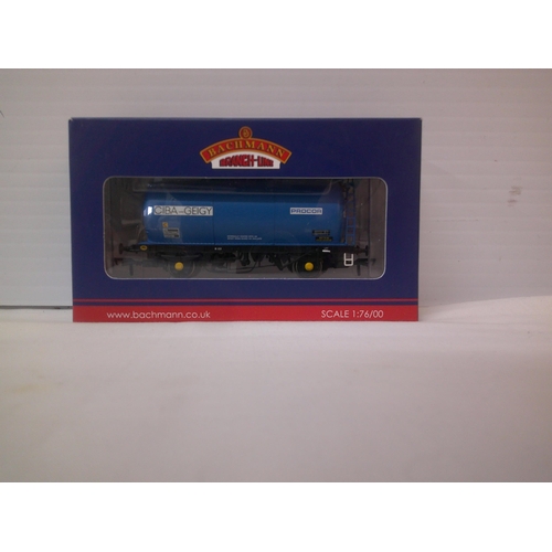 17 - New Bachmann boxed model railway tank wagon 1:76/00