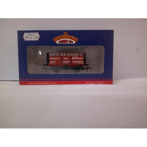 22 - New Bachmann boxed model railway plank wagon 1:76/00